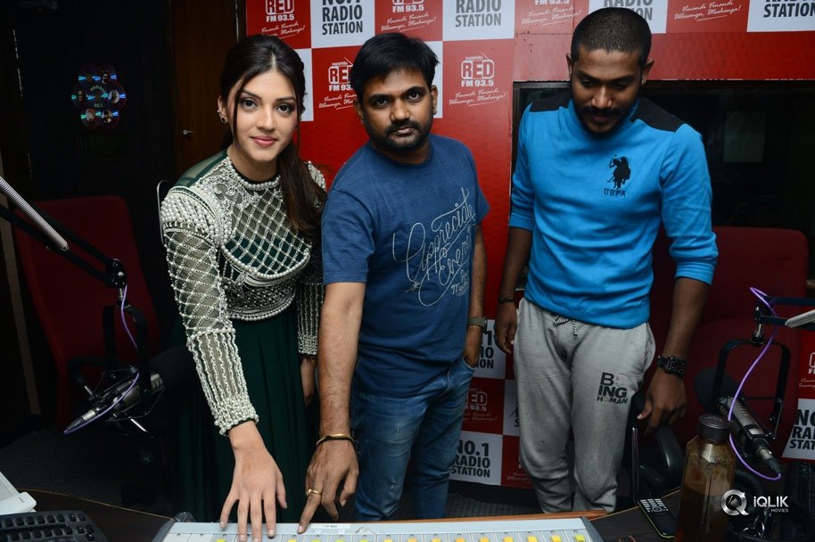 Mahanubhavudu-Movie-Team-At-Red-FM